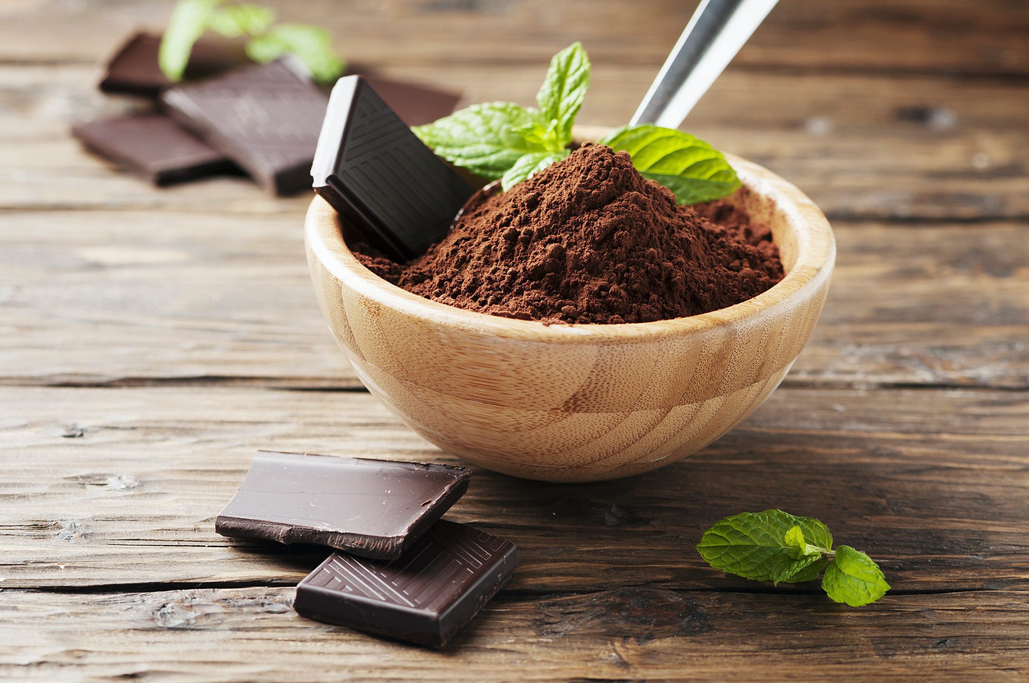 Chocolate negro y cacao en la mesa de madera