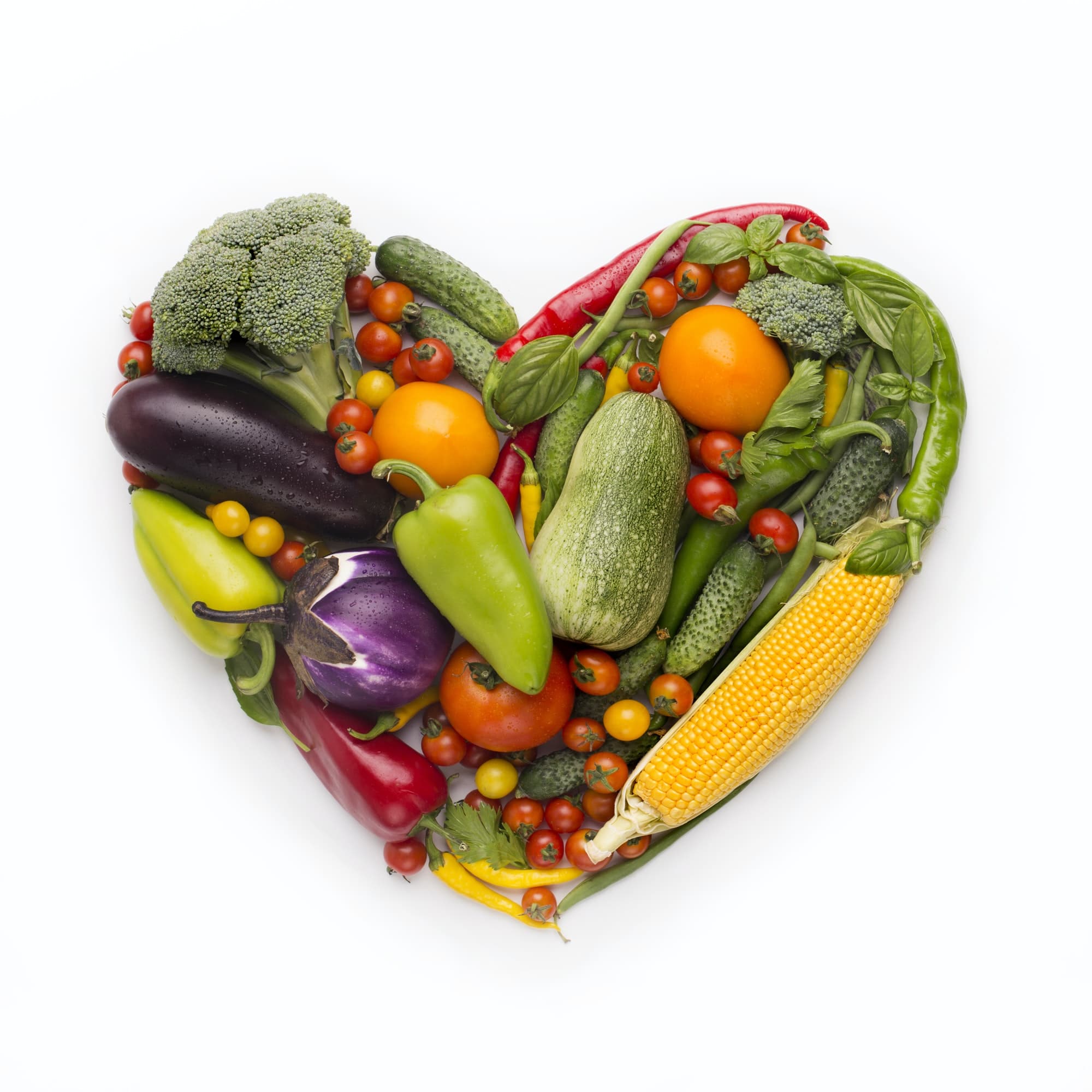Marco en forma de corazón de verduras frescas sobre fondo blanco