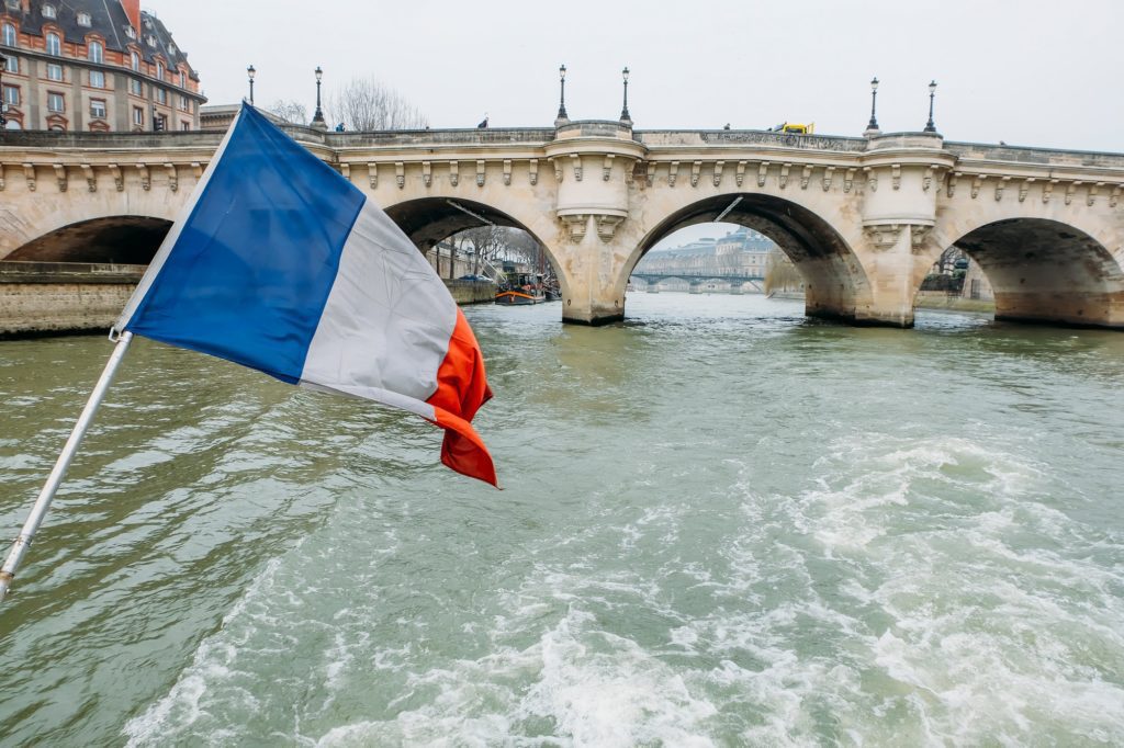 Bandera francesa en la jábega del río en París, Francia