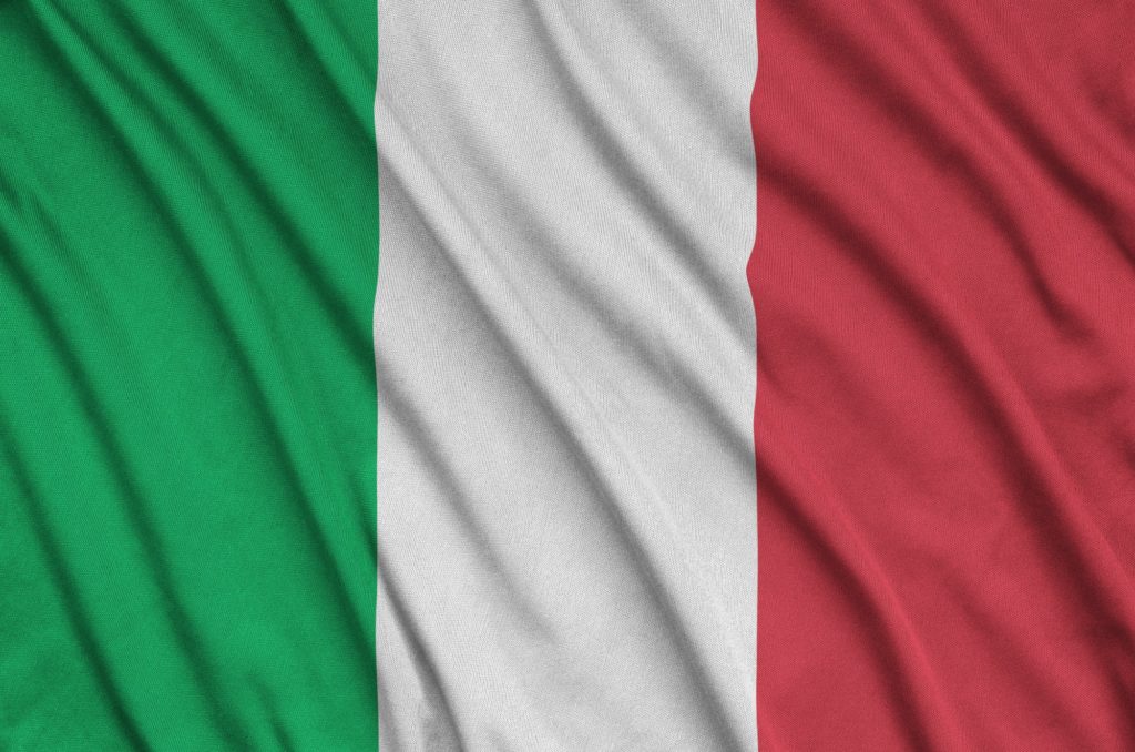 La bandera de Italia está representada en una tela deportiva con muchos pliegues. Equipo deportivo agitando una pancarta