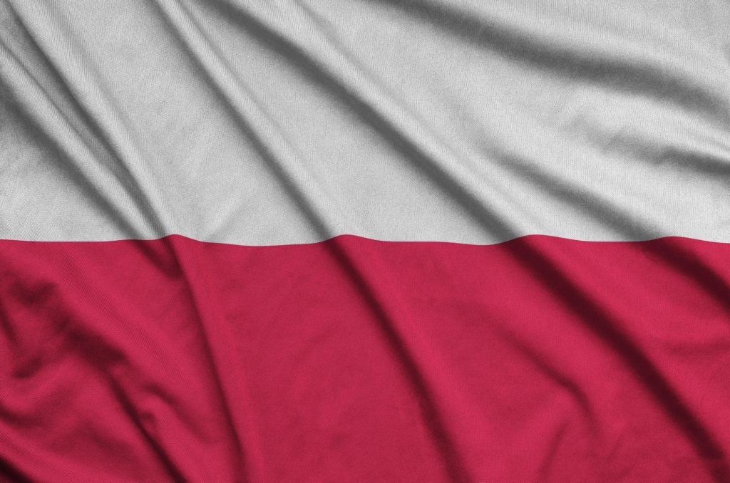 La bandera de Polonia está representada en una tela deportiva con muchos pliegues. Equipo deportivo agitando una pancarta