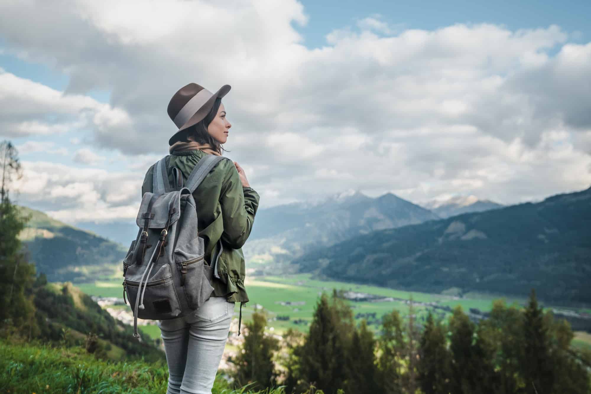 Mujer joven con una mochila en Austria