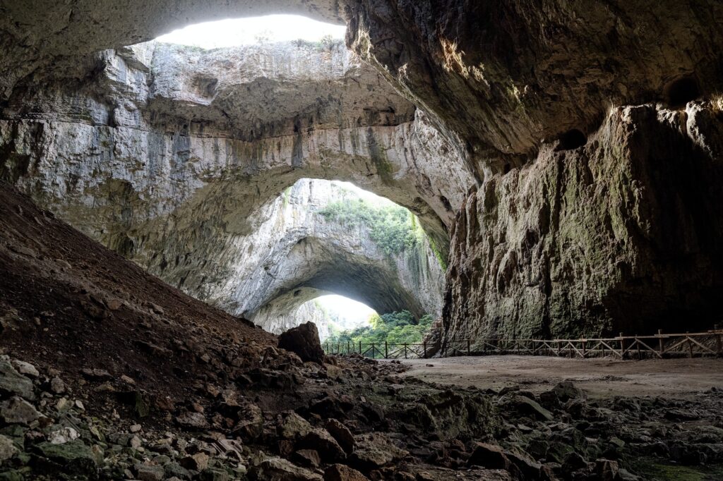 Vista en perspectiva de la cueva Devetaki en Bulgaria